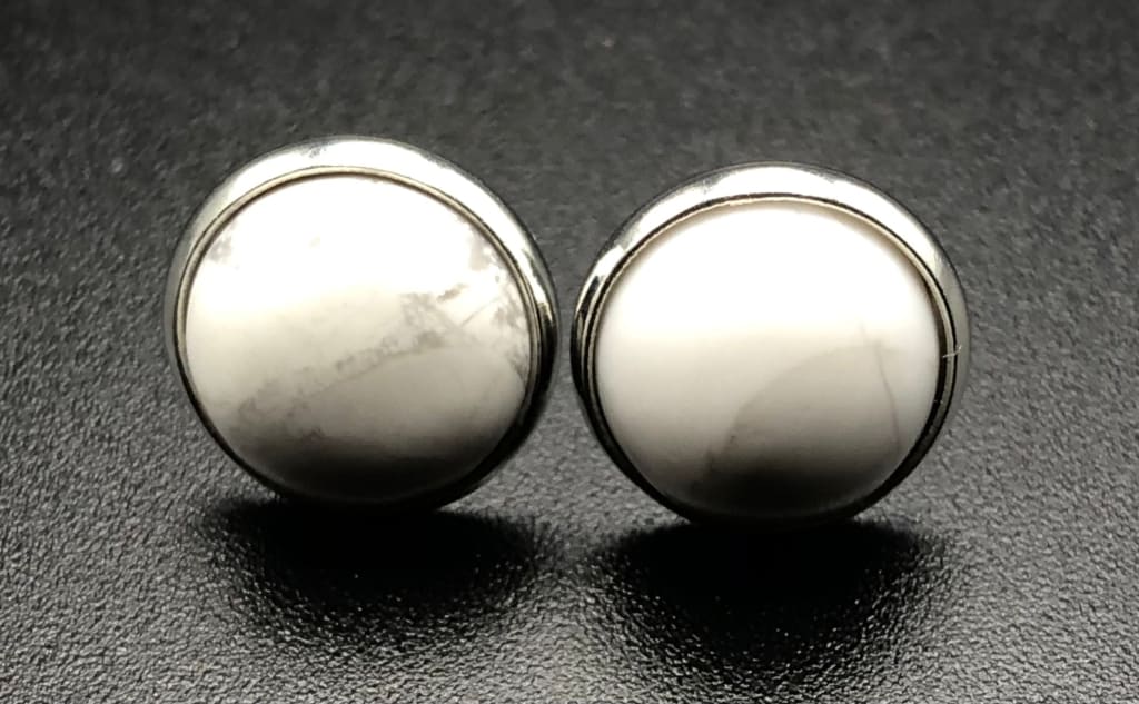 Howlite stud earrings - Studs