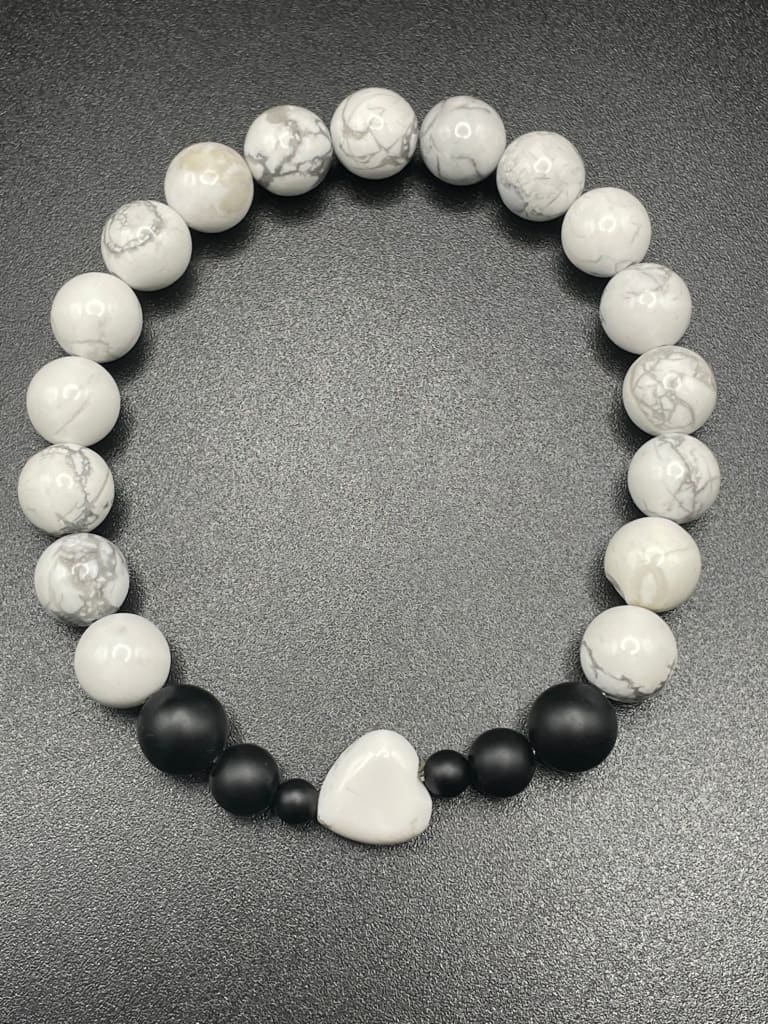 Howlite x onyx heart shaped bracelet - Bracelets